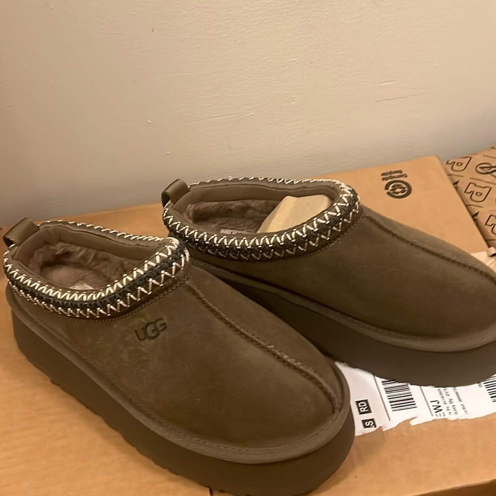 NIB UGG Tazz platform slippers size 6 hickory